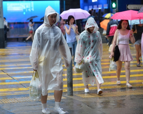 與熱帶低氣壓相關的雨帶會繼續間中為本港帶來大驟雨及狂風。