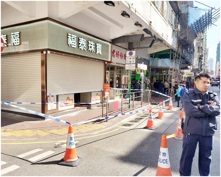 遇竊的福泰珠寶,前年曾遭持鐵錘的黑衣賊人打爆櫥窗飾櫃,掠去約300萬元金器。資料圖片