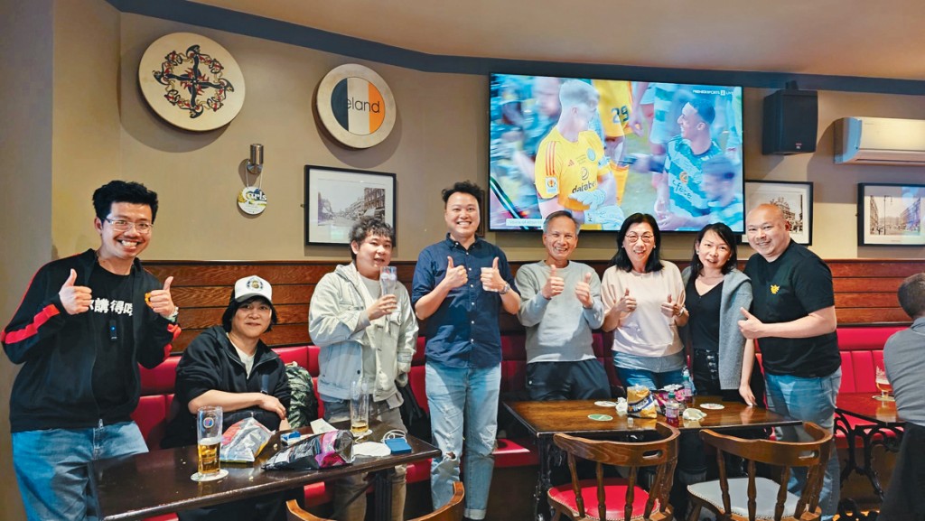 Gary與英國聽衆在英國的餐廳觀看球賽。