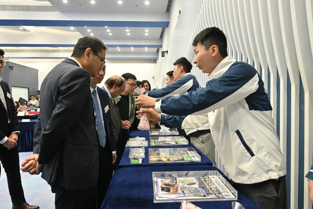 來賓親身體驗毒品摸擬展示套裝。