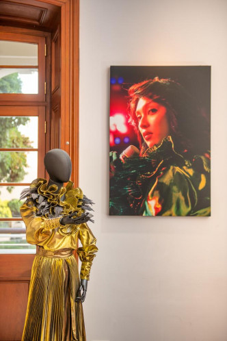 1982年梅艷芳參加《第一屆新秀歌唱比賽》演唱《風的季節》時所穿著的「黃金戰衣」！