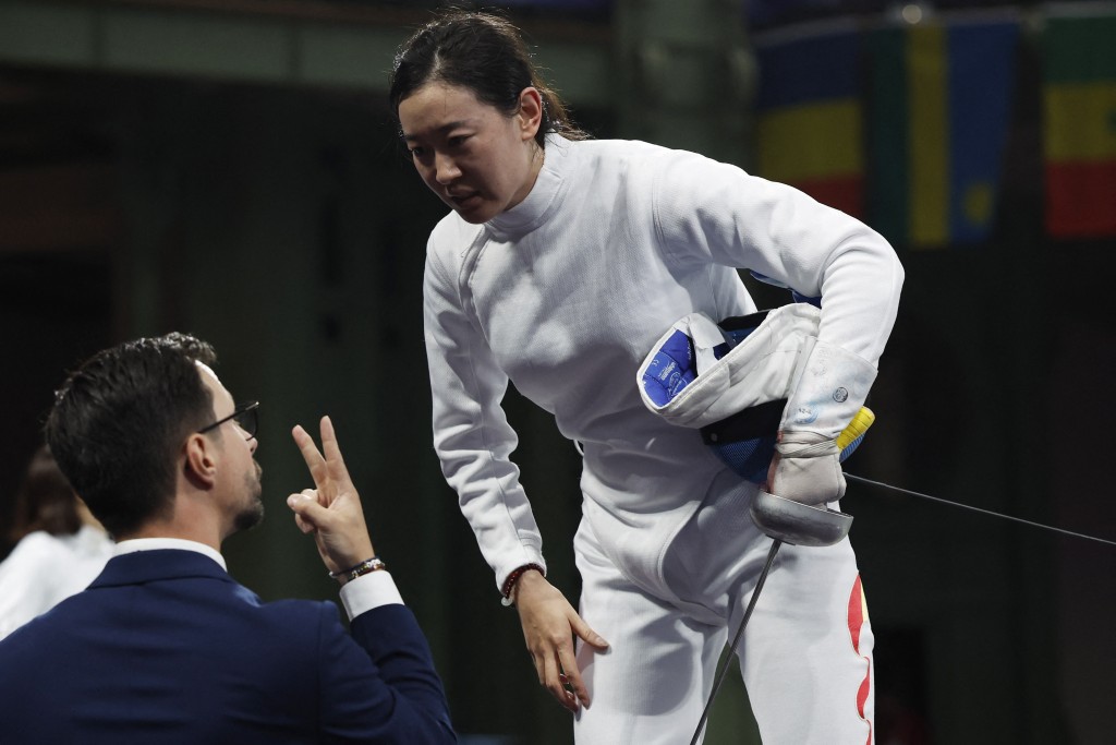 孙一文(右)女子重剑卫冕失败，不满判决投诉。REUTERS