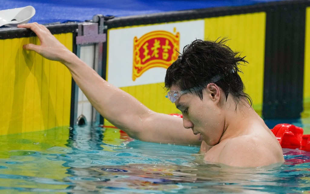 覃海洋(左)男子100蛙夺金。全运官网图片