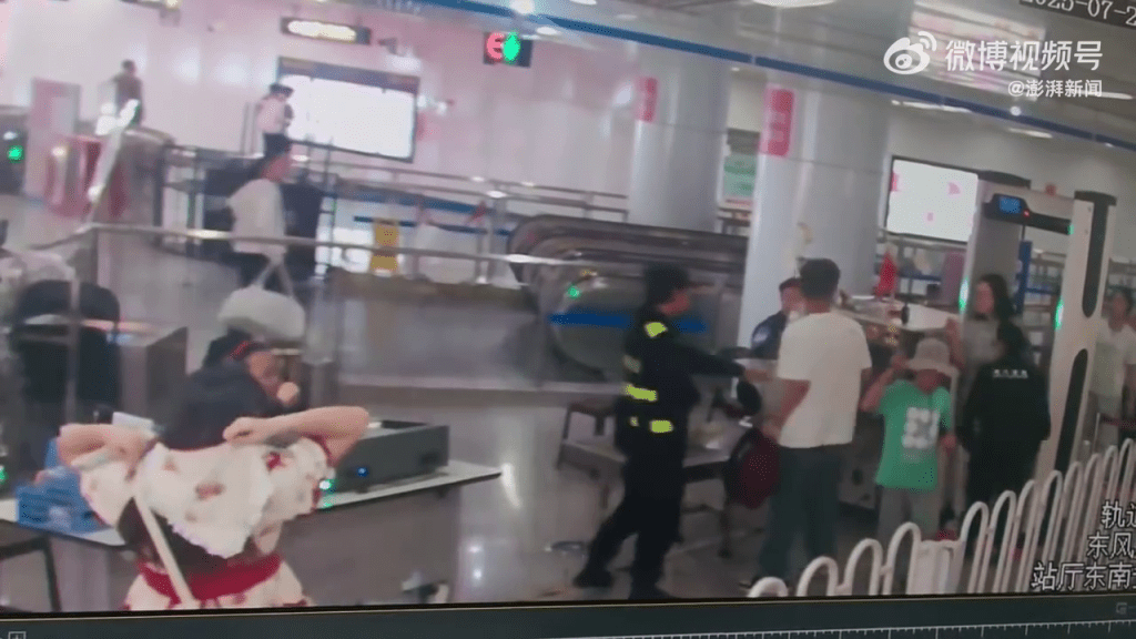 白衣男子欲轉身逃走。 白衣男子欲轉身逃走。