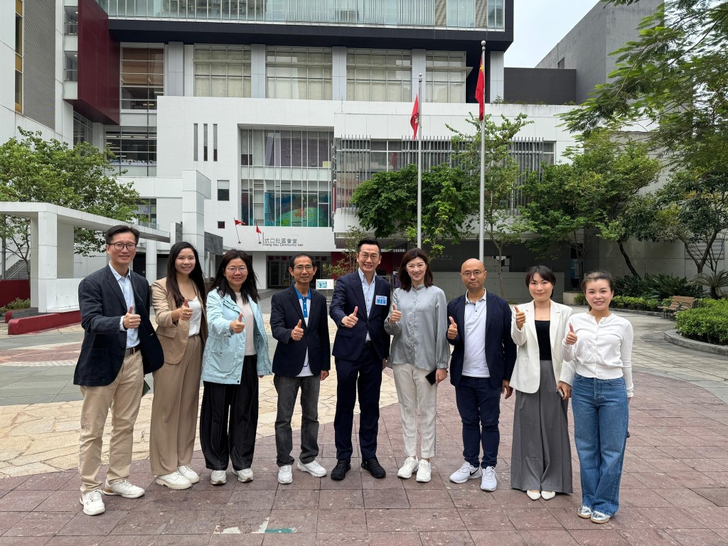 西貢區議員陳志豪(中)報名參選立法會。 西貢區議員陳志豪(中)報名參選立法會。
