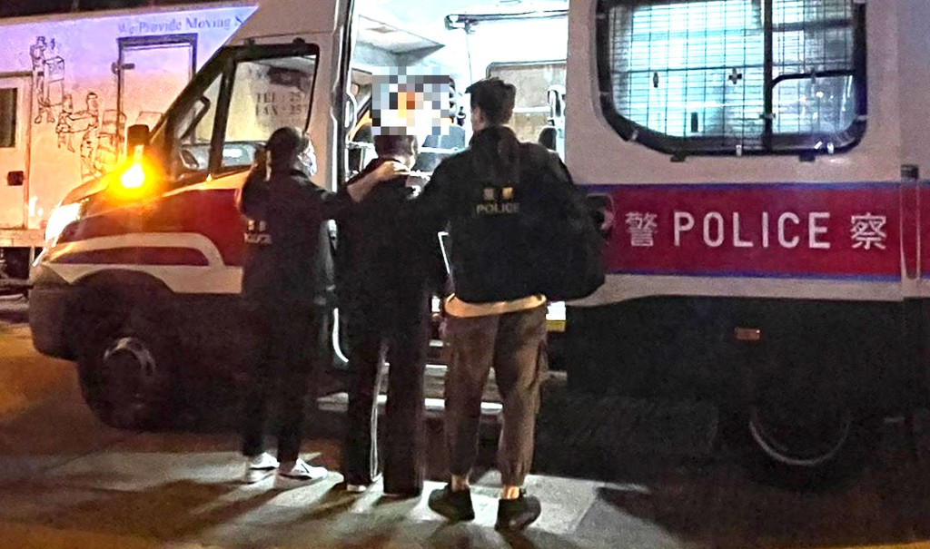 一名女子被捕帶署。