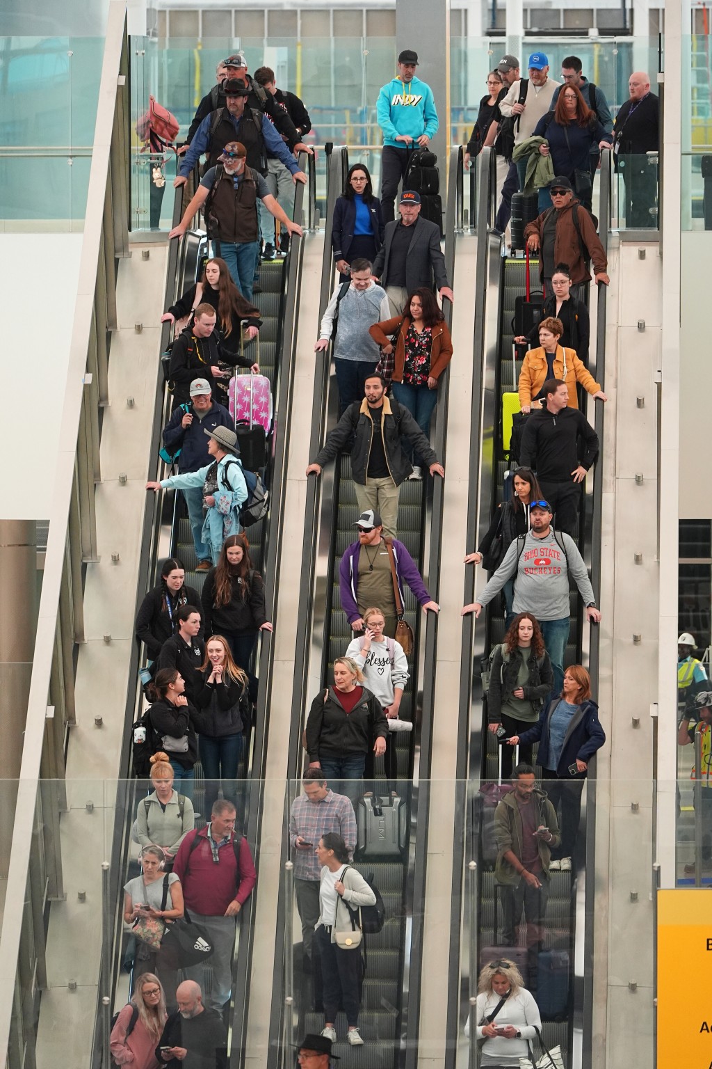 美國各地大批旅客被逼改機票。美聯社 美國各地大批旅客被逼改機票。美聯社