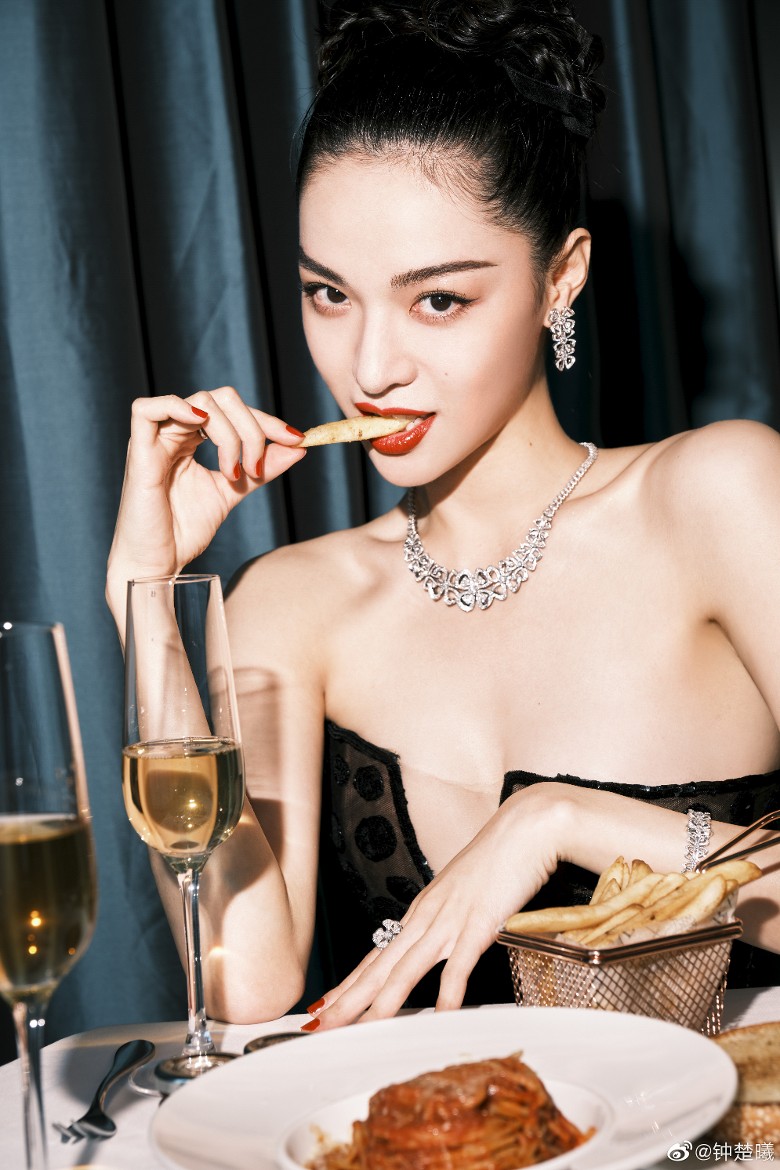 鍾楚曦一襲Tube Dress,展現豐滿身材。