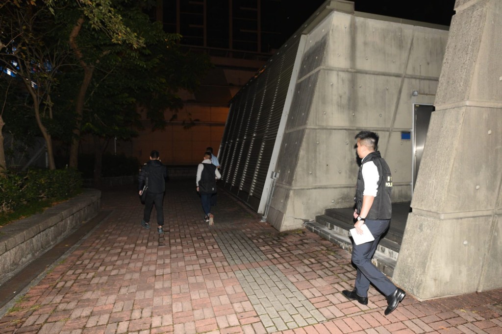 警員於現場調查。