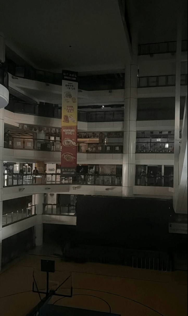 九龍城廣場一片漆黑。Facebook@Bear Li 九龍城廣場一片漆黑。Facebook@Bear Li