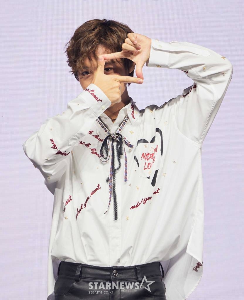 再做當年參加101時「在我心中收藏」手勢。