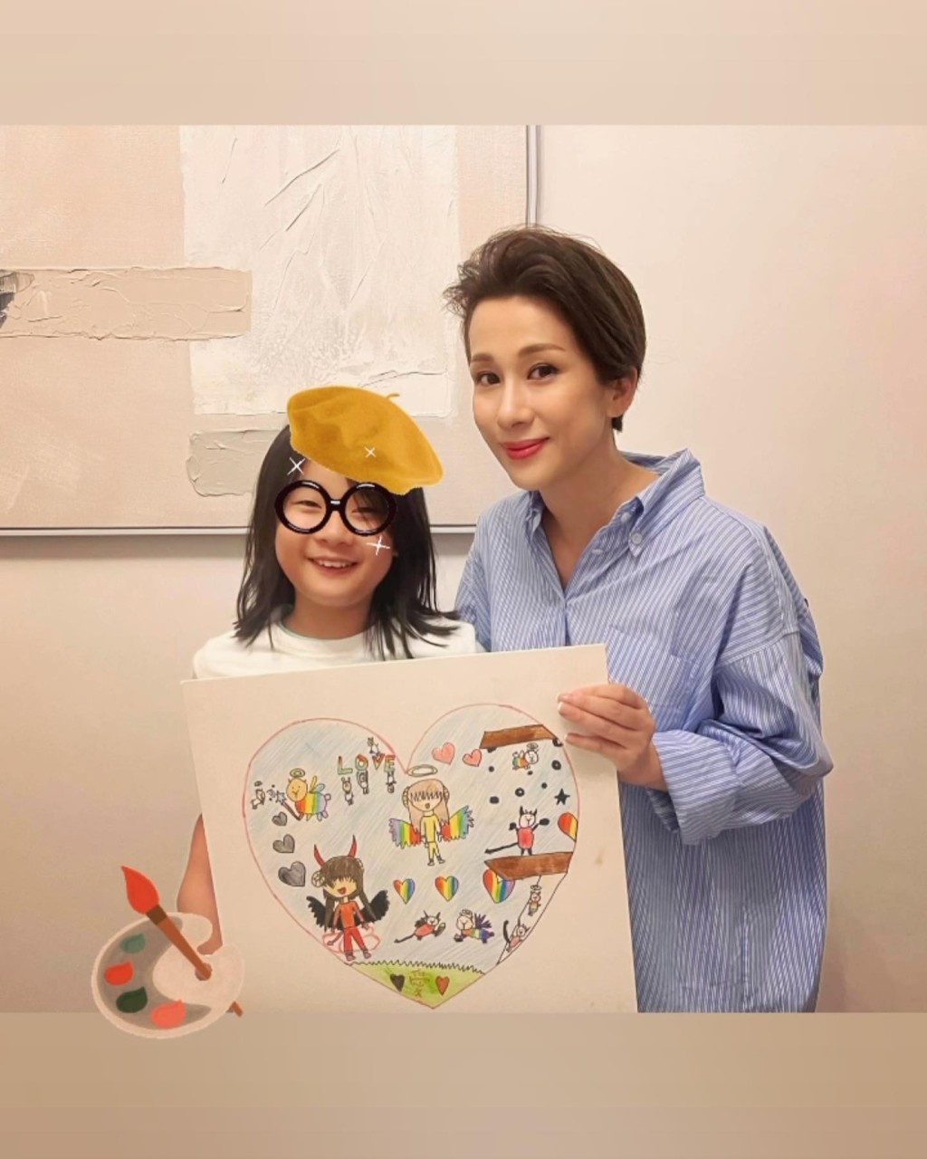 文颂娴展示囡囡的画作。