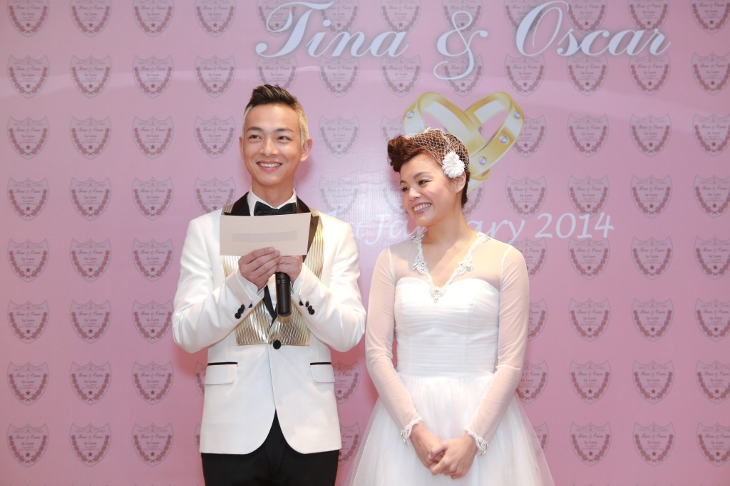 梁競徽2014年與交往11年的女友兼中學師妹駱保雯結婚。