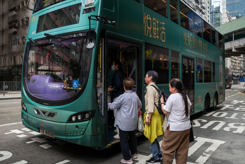 孫玉菡透露，他今早曾前往黃大仙的街市、酒樓以及交通交匯處，親身向長者們了解情況。何家豪攝