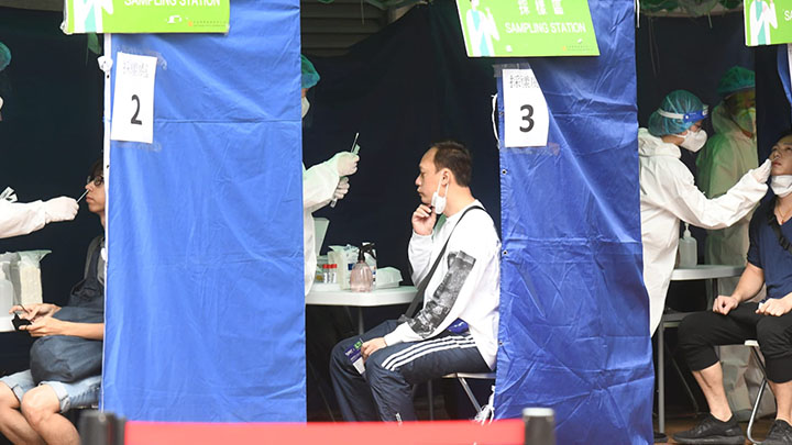 政府表示,污水陽性地區的快速測試呈報熱線明天起停運。