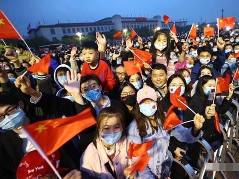 在場人士揮舞手上的小型國旗。