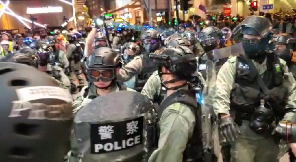防暴警察驱散人群。