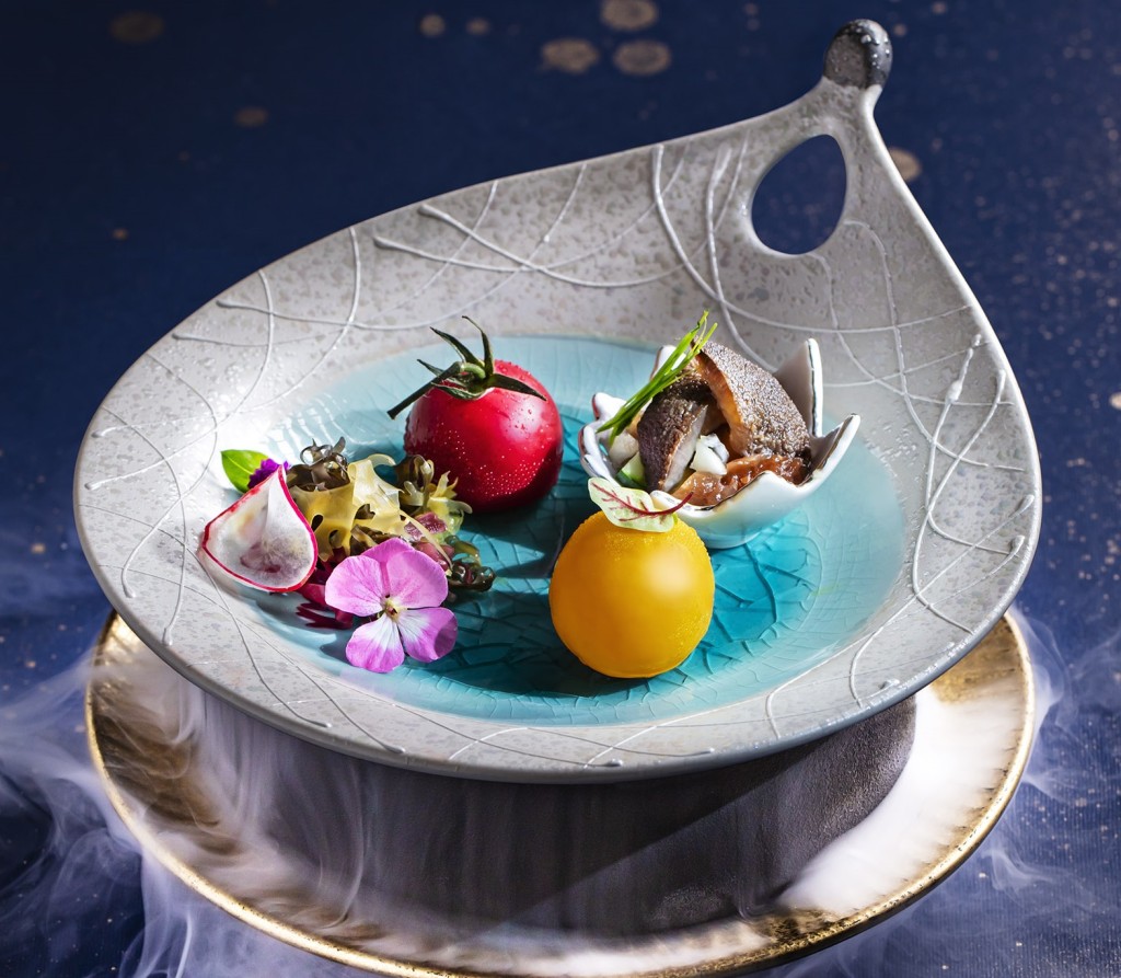 寒赤　A 將分子料理技術融合中菜烹飪中，無論橘紅茄湯、胭脂烏賊或海茸烏參均充滿驚喜。