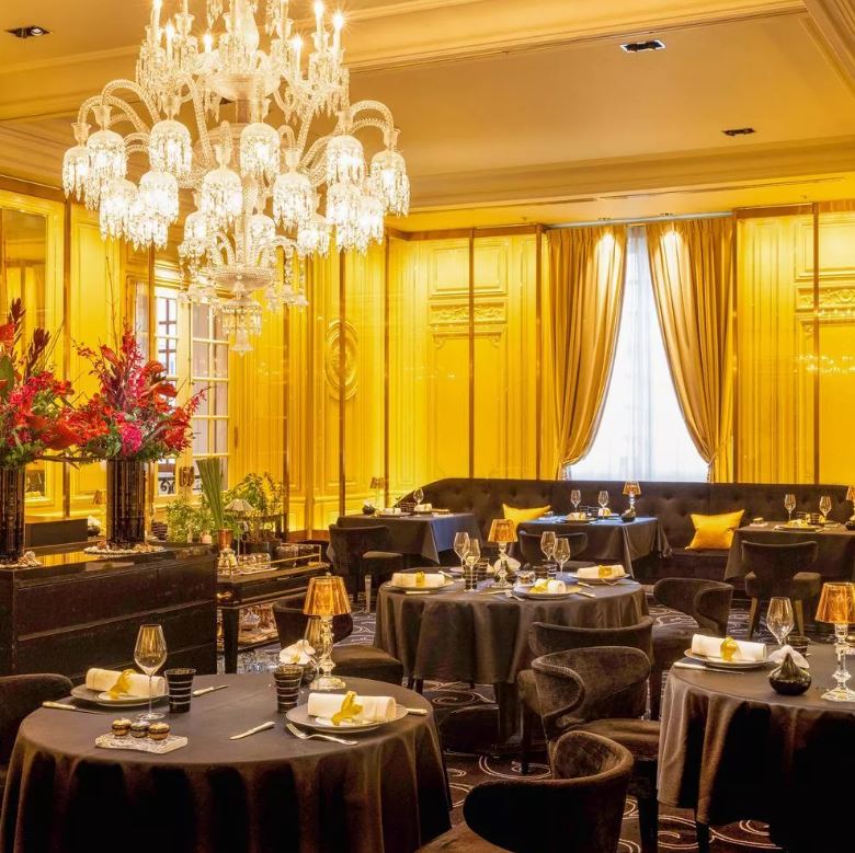 同樣是連續16年取得三星榮譽的惠比壽Joël Robuchon餐廳，設計富麗堂皇。