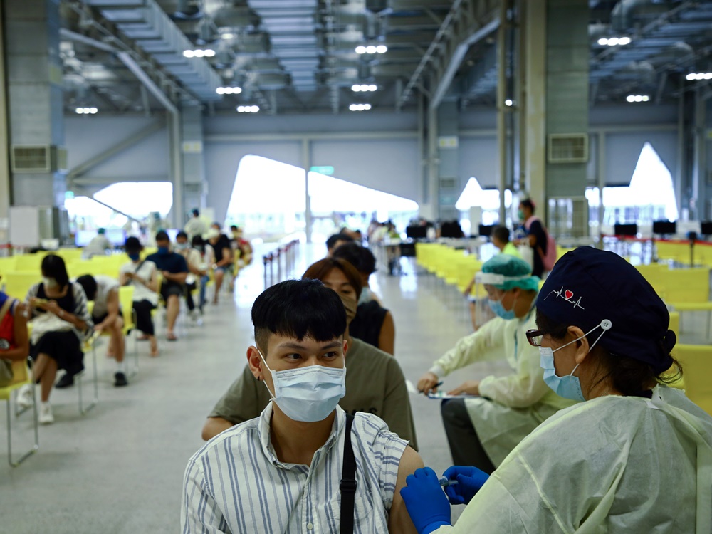 陳時中指當地出入境者疫苗接種規定，會再按外地經驗考慮。路透社資料圖片