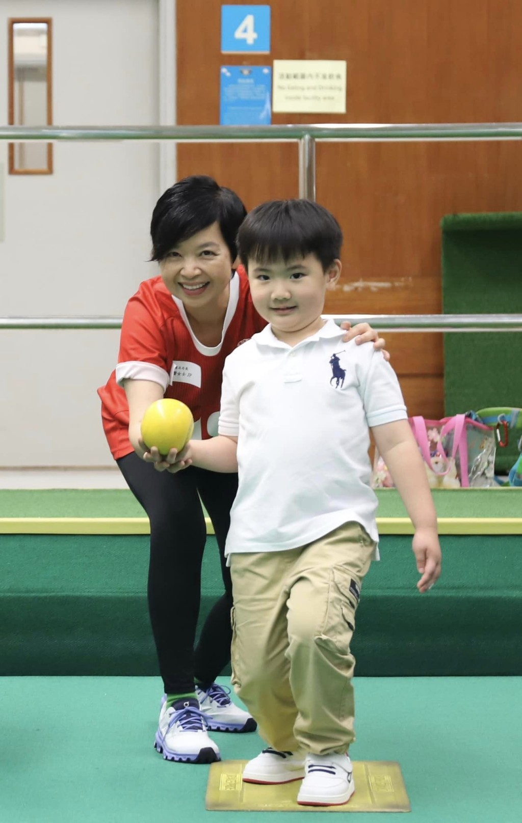 何永賢與小朋友一同玩草地滾球。（何永賢FB圖片）
