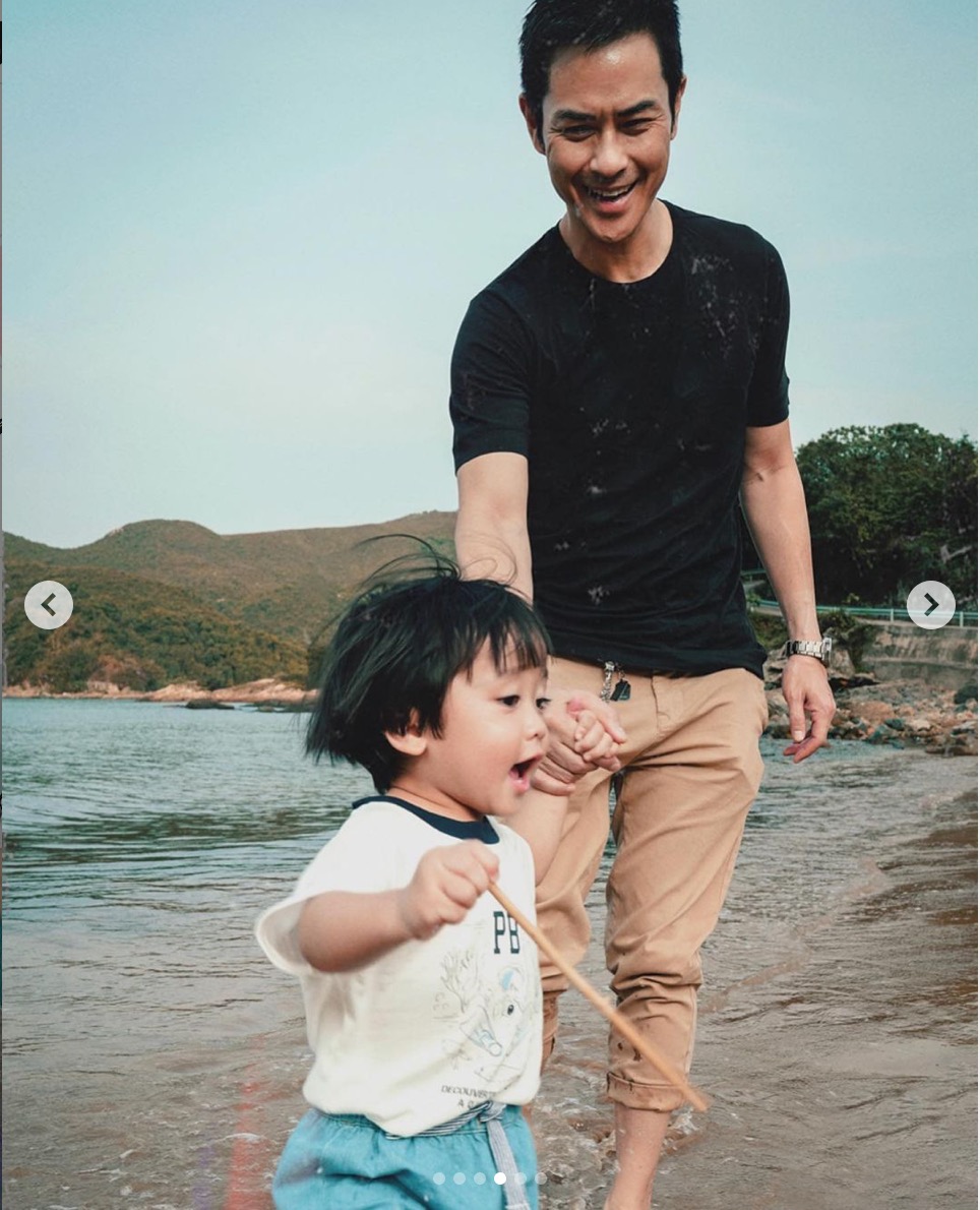 嘉穎握住大仔小手,笑得滿足。