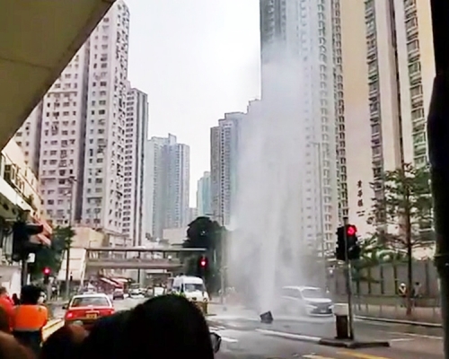 牛頭角道近淘大花園對開，突然有水管爆裂，射出約20米高的水柱。「香港突發事故報料區」Facebook影片截圖
