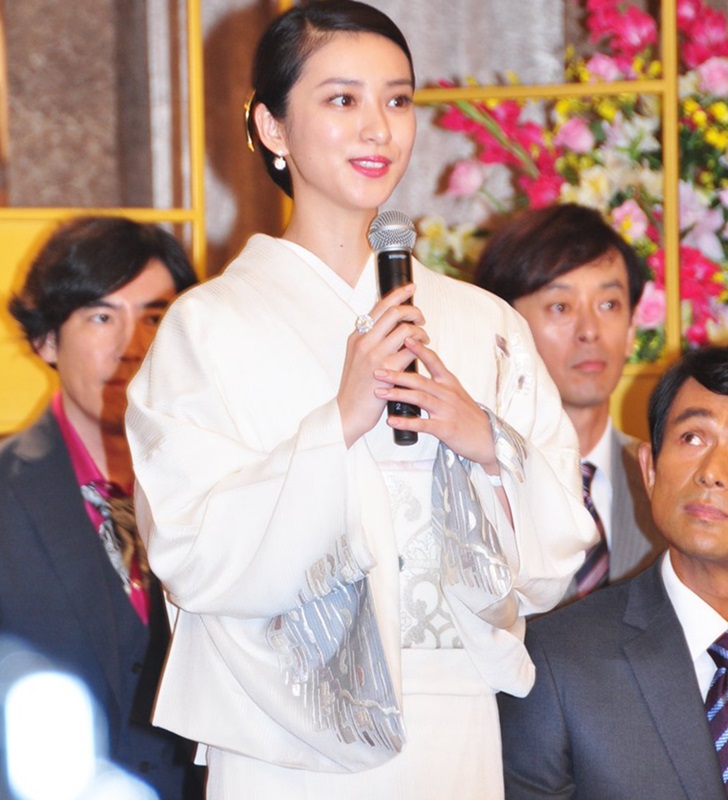 武井咲近期憑《黑色皮革手冊》人氣急升。