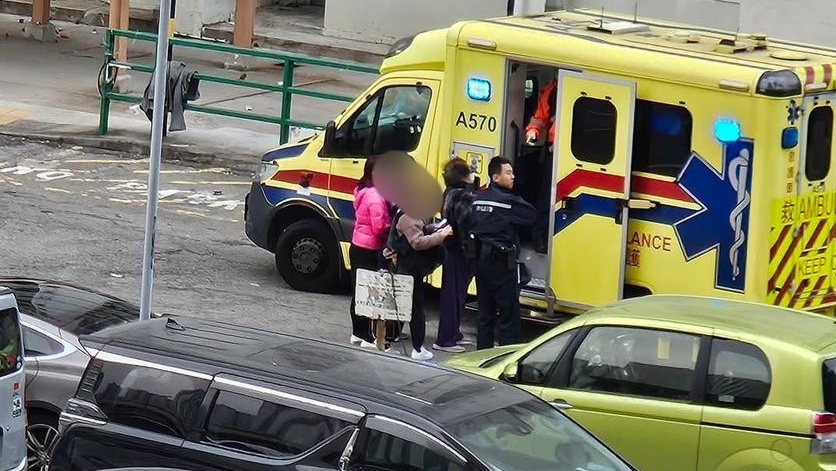 伤者登上救护车。FB“我们唯一的大兴邨”图片
