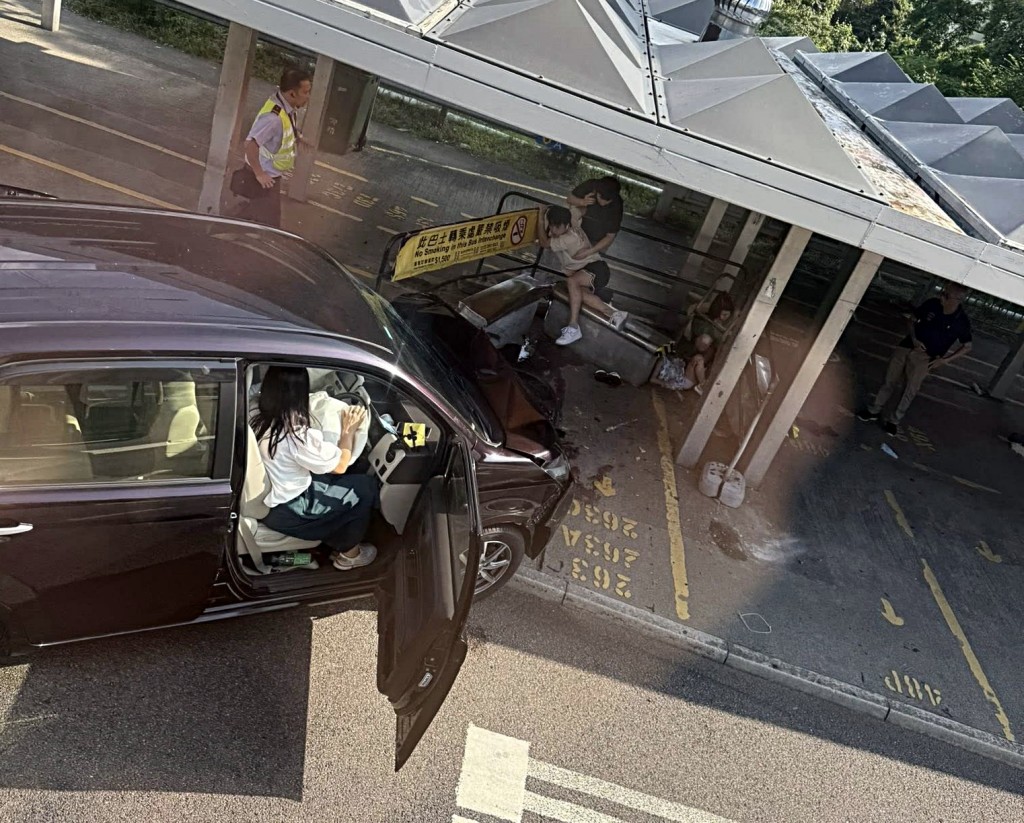 私家車失控剷上巴士站。fb：車cam L（香港群組）