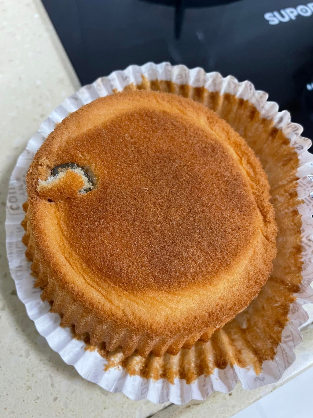 澳門有網民發現小蛋糕內藏螺絲帽。網民Kathie Tam圖片