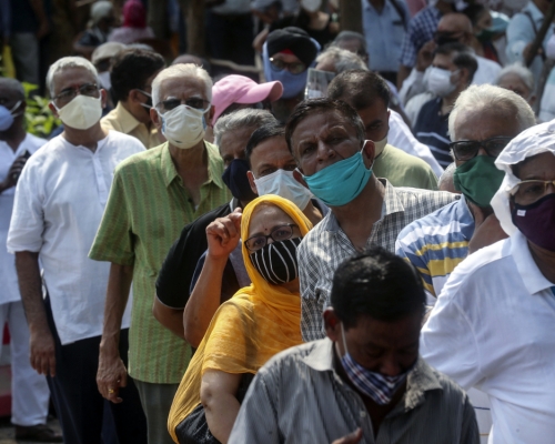 印度疫情持續惡化，台灣正洽旅行社包機撤僑。AP圖片