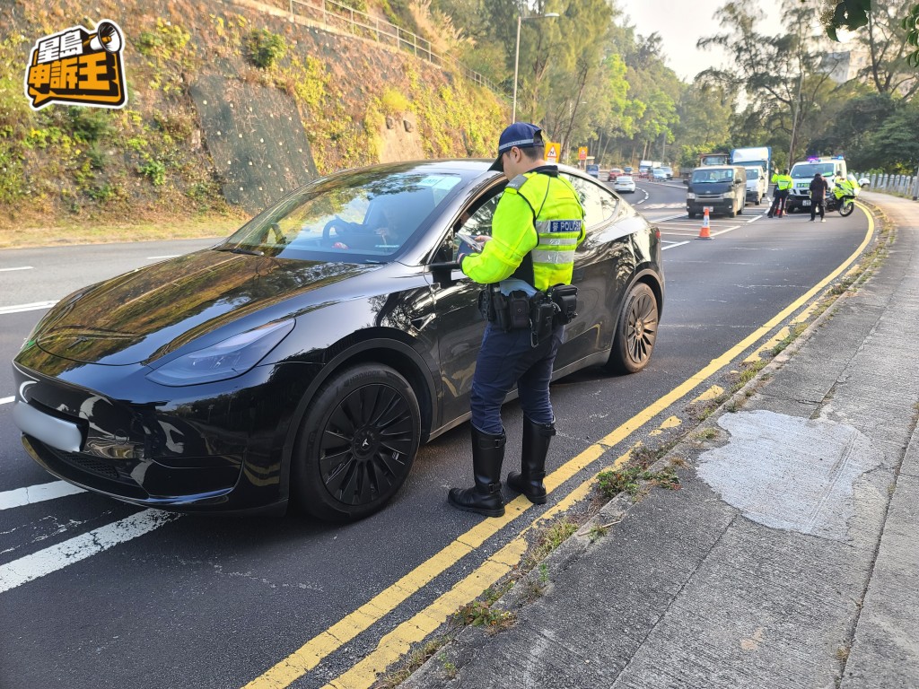 涉嫌超速的車輛，會被前方路障的警員截停，向司機發出告票。