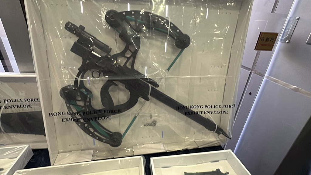 警在涉事單位檢獲一把弩。劉漢權攝