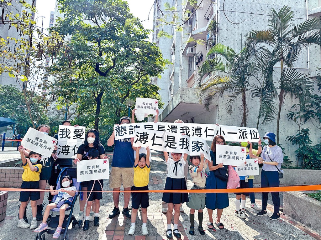 溥仁小學舊生及家長向教育局請願，但未獲局長蔡若蓮接見。