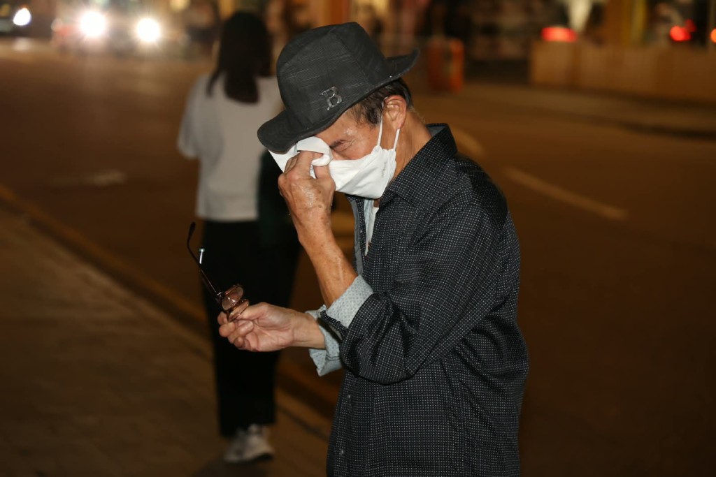 多次拿出紙巾抹眼淚和鼻涕。 多次拿出紙巾抹眼淚和鼻涕。