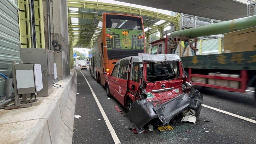 的士車尾損毀嚴重。楊偉亨攝