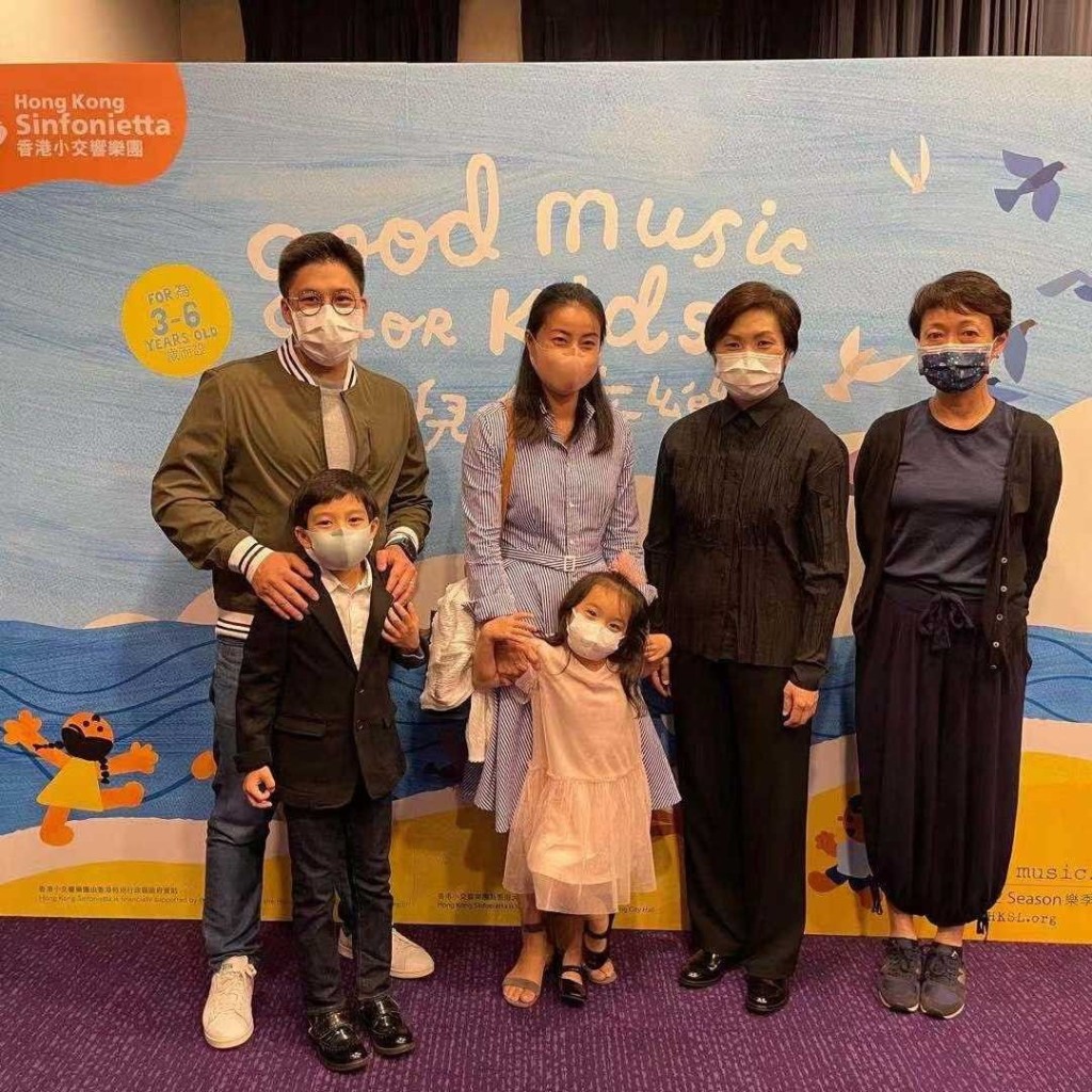 霍啟剛不時帶仔女睇演出。