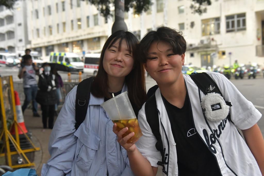 梁小姐（右）和朋友蘇小姐（左）都是七欖球迷，她們去年11月亦有到場。陳極彰攝