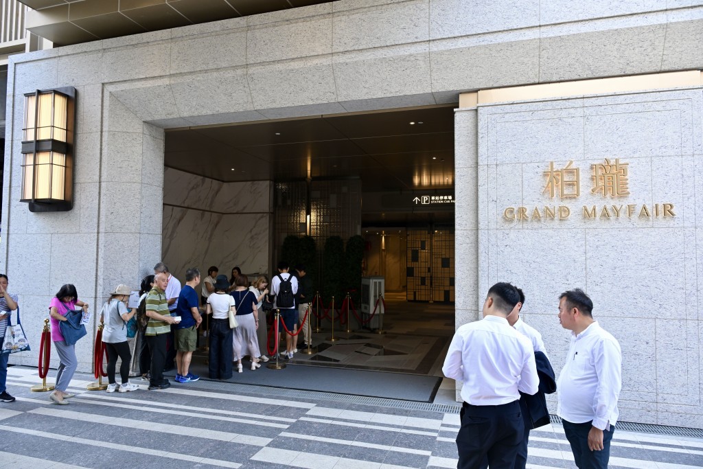 柏瓏本月銷售一枝獨秀,本月至今暫售出逾250伙,成為銷售最佳的新盤。 柏瓏本月銷售一枝獨秀,本月至今暫售出逾250伙,成為銷售最佳的新盤。