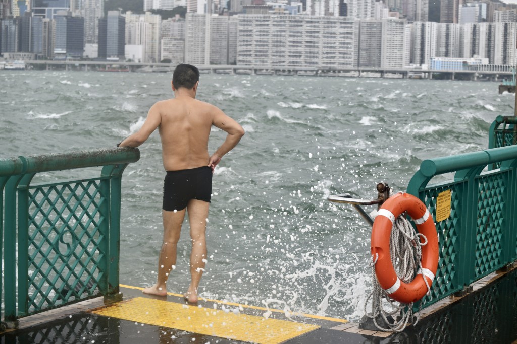 颱風泰利：8號風球下黃埔花園海傍一帶有市民游泳。（盧江球攝）