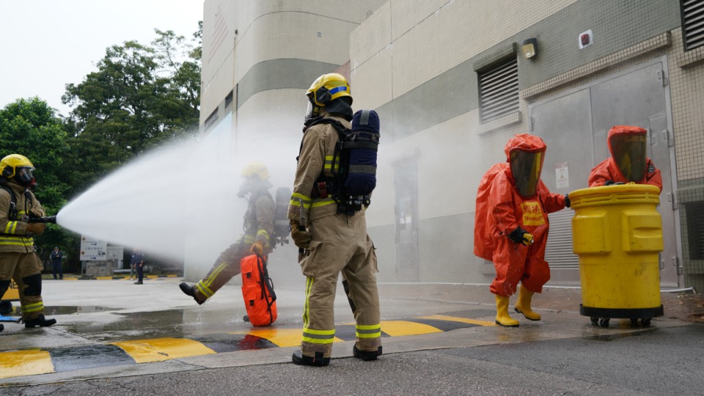 消防人員在演習中處理生化危害物品。懲教署圖片
