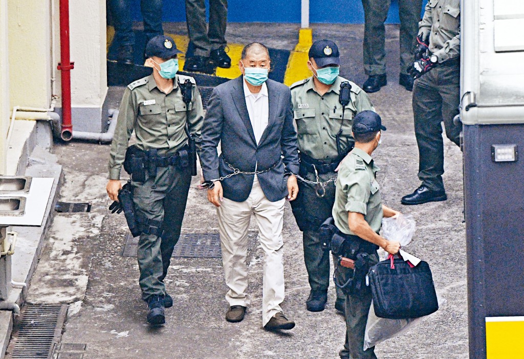 ■黎智英昨早被鐵鏈纏腰及鎖上手銬，由囚車押送往法院。