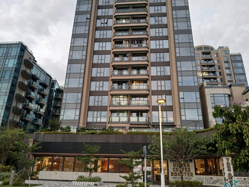 沿海濱長廊而建的海景豪宅，居民也都提升 防風戰力，不少單位早已貼上交叉形或米字 形的膠紙防風。