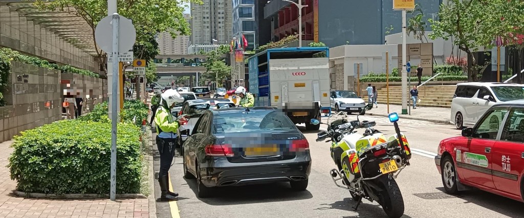 警方在港岛打击交通违例，拖走3车。警方提供