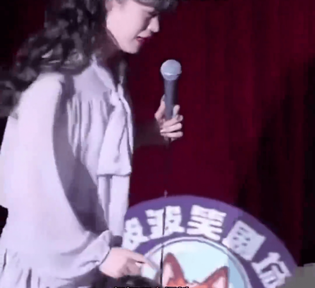 女藝人于某在觀眾前走過。 女藝人于某在觀眾前走過。