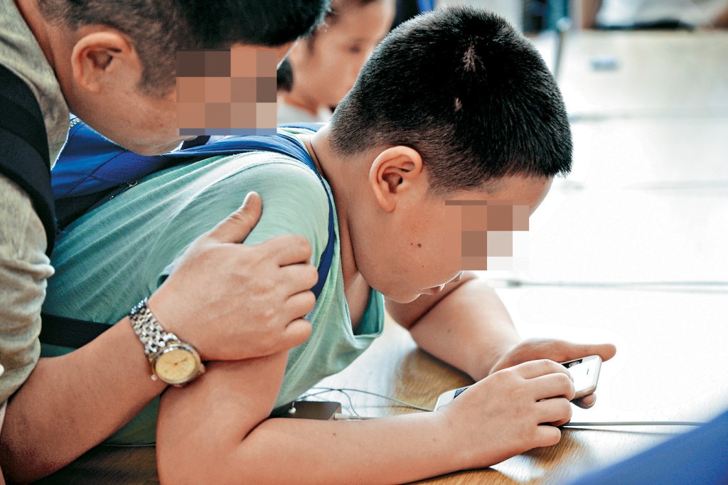 衞生署呼吁学生减少电子屏幕使用时间。