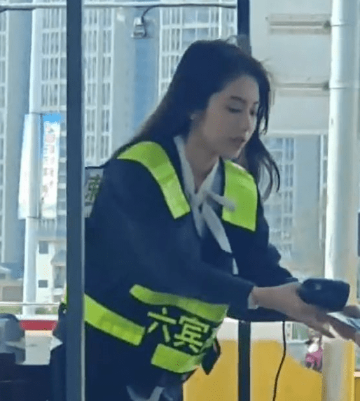 有網民竟笑言她在收費站，會導致司機為一睹她的仙氣芳容，故意不開車而造成大塞車。