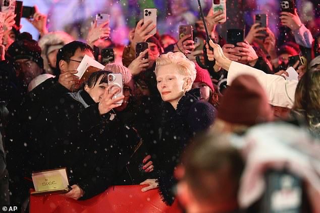 蒂達在紅地毯親民與fans自拍。 蒂達在紅地毯親民與fans自拍。