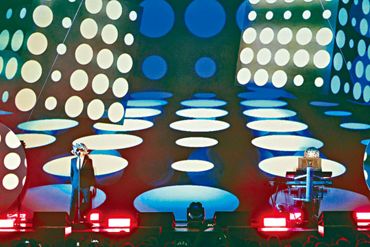 ■Neil和Chris在演唱期間，換上不同款式的頭盔示人。